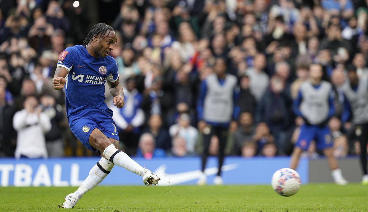 Gelandang Chelsea, Raheem Sterling gagal memaksimalkan eksekusi penalti menjadi gol ke gawang Leicester City pada laga perempatfinal Piala FA 2023/2024 di Stamford Bridge, London, Minggu (17/3/2024). (AP Photo/Dave Shopland)