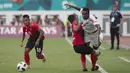 Bek Indonesia, I Putu Gede, menghadang pemain Uni Emirat Arab (UEA) pada laga Asian Games di Stadion Wibawa Mukti, Cikarang, Jumat (24/8/2018). (Bola.com/Vitalis Yogi Trisna)
