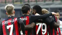 Gelandang AC Milan, Franck Kessie mencetak gol ke gawang Torino lewat eskekusi penalti dalam lanjutan Liga Italia Serie A 2020/2021. (AP Photo/Antonio Calanni)