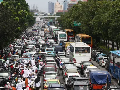 Kendaraan terjebak kemacetan di Jalan Salemba Raya, Jakarta, Jumat (2/12). Tingginya mobilisasi massa yang akan mengikuti Aksi 2 Desember mengakibatkan sejumlah ruas jalan menuju Monas macet total. (Liputan6.com/Immanuel Antonius)