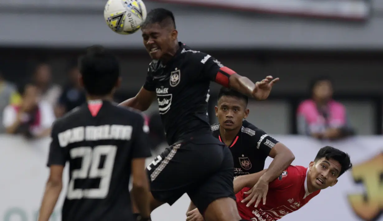 Bek PSIS Semarang, Fredyan Wahyu, menjaga pemain Persija Jakarta, Fitra Ridwan, pada laga Liga 1 di Stadion Patriot, Bekasi, Minggu (15/9). Persija menang 2-1 atas PSIS. (Bola.com/M Iqbal Ichsan)