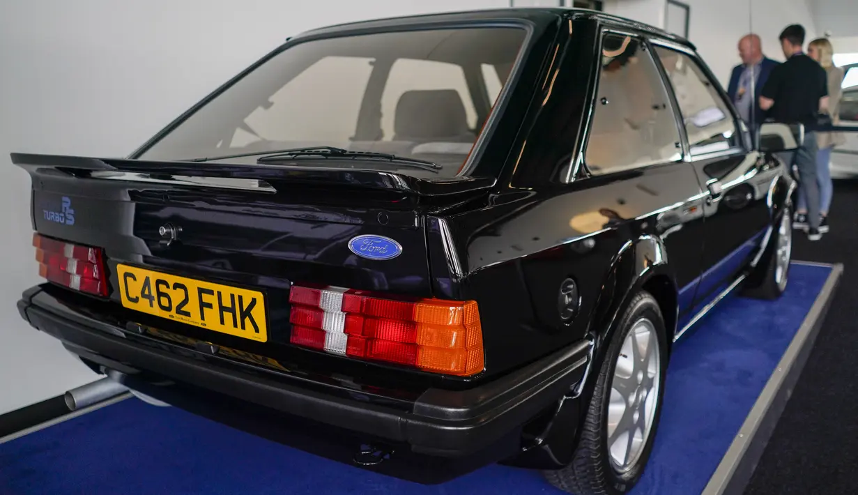 Mobil Ford Escort RS Turbo Series 1 milik mending Putri Diana, Princess of Wales, terlihat saat preview lelang di sirkuit Silverstone, di Northamptonshire, Inggris, Jumat, 26 Agustus 2022. Diperkirakan menjadi satu-satunya contoh model yang dibuat dalam warna hitam, menurut Silverstone Auctions, yang mengharapkannya untuk dijual lebih dari 100.000 poundsterling (atau sekitar 118.000 dolar AS). (AP Photo/Alberto Pezzali)
