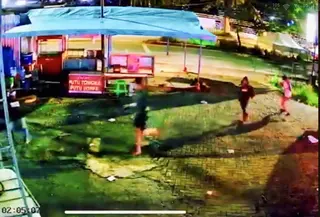 Rekaman CCTV geng motor di Makassar serang warga