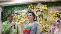 Momen prosesi upacara mitoni dari anak pertama Tiara Pangestika dan Arief Muhammad. (Sumber: Instagram @tiarapangestika)