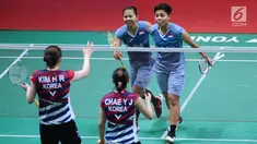 Ganda putri Indonesia, Greysia Polii/Apriyani Rahayu usai melawan Chae Yoo Jung/Hye Rin Kim pada perempat final Indonesia Masters 2018 di Istora Senayan, Jakarta, Jumat (26/1). Greysia/Apriyani unggul 21-16, 21-15. (Liputan6.com/Helmi Fithriansyah)