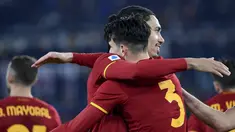 Bek AS Roma, Roger Ibanez (kanan) merayakan gol yang dicetaknya ke gawang Spezia pada pekan ke-17 Liga Italia 2021/2022 di Olimpico, Selasa (14/12/2021) dini hari WIB. AS Roma berhasil mendulang tiga poin setelah mengalahkan tim tamu Spezia dengan skor 2-0. (Alfredo Falcone/LaPresse via AP)
