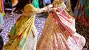 Lehenga multiwarna karya Tarun Tahilini terinspirasi dari Banjara & Kutchi sebagai aksen tradisional [@taruntahiliani]