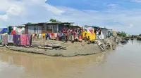 Penduduk desa berlindung di tempat yang lebih tinggi setelah hujan yang tak henti-hentinya membanjiri negara bagian Assam, India, Biju. (BORO AFP)