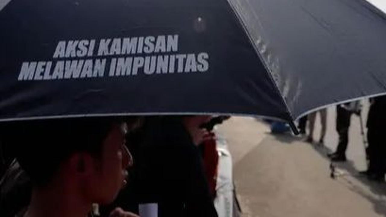 Aktivis yang tergabung dalam Jaringan Solidaritas Korban untuk Keadilan (JSKK) mengikuti Aksi Kamisan di seberang Istana Negara, Jakarta, Kamis (22/2/2024). Liputan6.com/Herman Zakharia