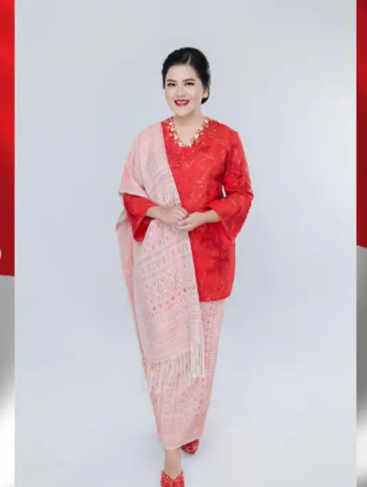 Kain ulos dengan warna peach berpadu serasi dengan kebaya kurung yang dikenakan Kahiyang Ayu. Motif kain ulos yang sama juga dikenakan Kahiyang sebagai bawahan. (instagram/doleytobing)