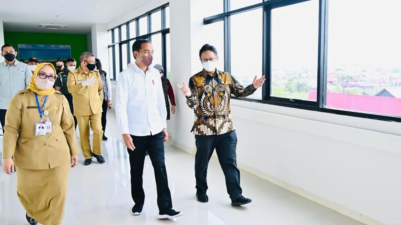 Presiden RI Joko Widodo (Jokowi) bersama  Menteri Kesehatan RI Budi Gunadi Sadikin meresmikan gedung baru RSUD Soedarso, Pontianak, Kalimantan Barat, Selasa, 9 Agustus 2022. (Foto: Dok Kemenkes)
