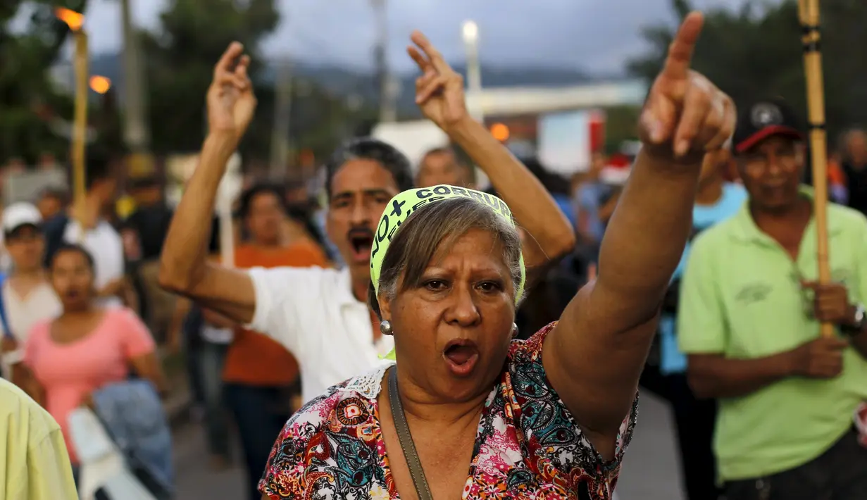 Seorang demonstran berteriak saat unjuk rasa di Tegucigalpa, Jumat (24/7/2015).  Massa menuntut penyelidikan independen soal skandal korupsi senilai US$ 200 juta di Honduran Institute of Social Security oleh Presiden Honduras. (REUTERS/Jorge Cabrera)