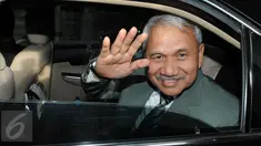 Tim Panitia Seleksi (Pansel) pemilihan Sekretaris Jenderal (Sekjen) KPK, Ermaya Suaradinata saat meninggalkan Gedung KPK, Jakarta, Senin (14/12/2015).Kedatangan Ermaya untuk menilai beberapa orang calon Sekjen KPK. (Liputan6.com/Helmi Afandi)