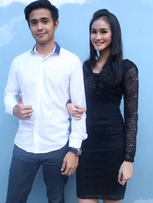 Pertemuan Ajun Perwira dan Isel berawal saat di lokasi syuting. Saat itu Ajun terpana melihat paras Isel yang begitu cantik, seperti pasangan artis lainnya mereka pun terlibat cinta lokasi dan menjadi sepasang kekasih. (Andy Masela/Bintang.com)
