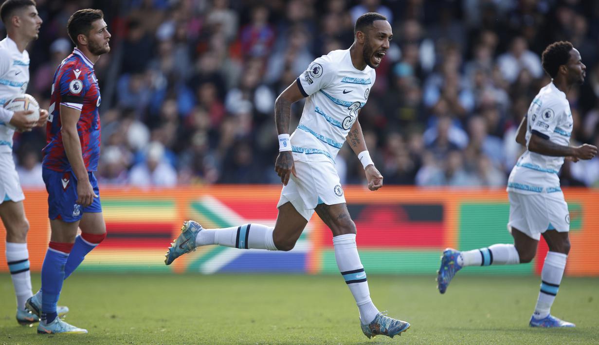 Chelsea baru bisa menyamakan skor 1-1 pada menit ke-38 melalui striker anyar mereka Pierre-Emerick Aubameyang. Gol tersebut sekaligus menjadi gol debutnya bersama Chelsea di Liga Inggris dan semua ajang. Skor 1-1 pun bertahan hingga babak pertama usai. (AP/David Cliff)