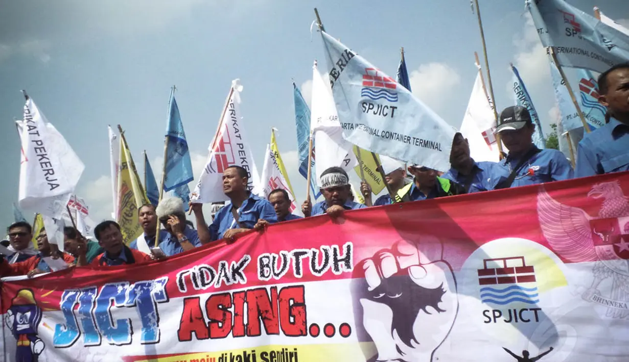 Ratusan pekerja PT Jakarta International Container Termina (JICT) melakukan aksi unjuk rasa di depan Istana Negara, Kamis (7/8/14). (Liputan6.com/Faizal Fanani)