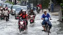 Sejumlah pengendara mencoba melintasi genangan air di jalan Kemang Raya, Jakarta pada Selasa (10/2/2015). (Liputan6.com/Helmi Fithriansyah)