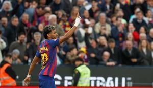 Lamine Yamal merayakan gol keduanya ke gawang Villarreal, Sabtu (28/2/2026) (AP Photo/Joan Monfort)