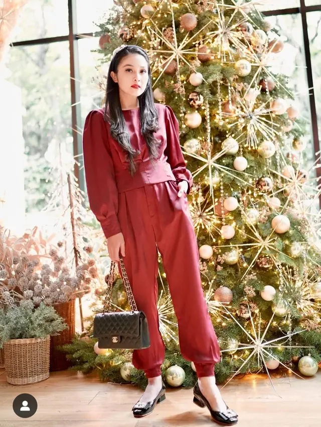 Tak perlu bingung outfit untuk rayakan natal, kamu bisa meniru gaya Sandra Dewi