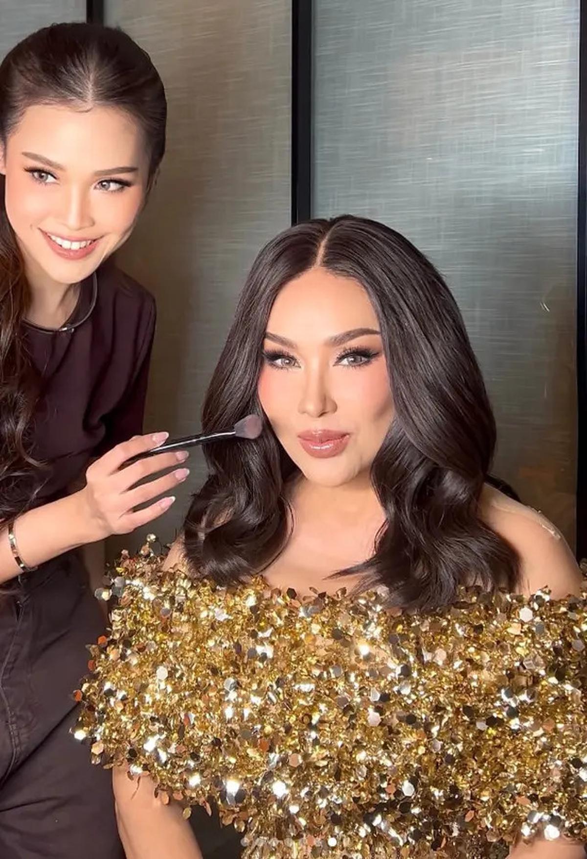 Detail Make Up Titi DJ yang Bikin Tampak Awet Muda di Usia 50-an