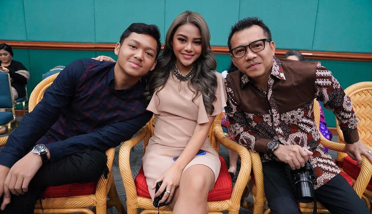 Suami Ashanty ini juga tak segan untuk meluangkan waktu dan membantu mengasuh anak-anaknya, bergantian dengan sang istri.(Liputan6.com/IG/@azriel_hermansyah)