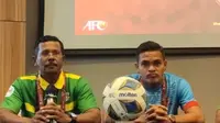 Pelatih dan penyerang sayap Lalenok United, Yantje Metmey dan Gali Freitas, saat konferensi pers jelang laga kontra PSM Makassar di leg kedua play-off Piala AFC 2020, Selasa (28/1/2020). (Bola.com/Abdi Satria)