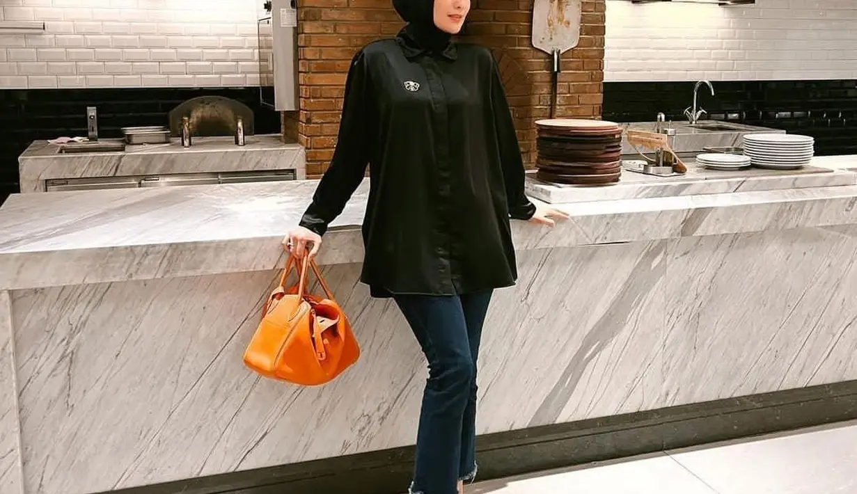 Kemeja hitam dan celana jeans seperti ini bisa kamu gunakan saat kamu ingin pergi ke kantor ataupun ke kampus [instagram/citraciki]