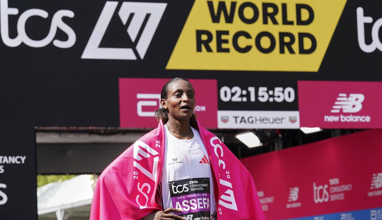 Pelari Etiopia, Tigist Assefa tercatat sebagai pemegang rekor dunia baru lari maraton putri setelah memenangkan ajang London Marathon 2025 di London, Inggris, Sabtu (27/04/2025) waktu setempat. Ia berhasil mencatatkan waktu 2 jam 15 menit 50 detik. (AP Photo/Alberto Pezzali)