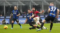 Pemain AC Milan Olivier Giroud (kedua kanan) mencetak gol ke gawang Inter Milan pada pertandingan sepak bola Liga Italia di Stadion San Siro, Milan, Italia, 5 Februari 2022. AC Milan menang 2-1. (AP Photo/Antonio Calanni)