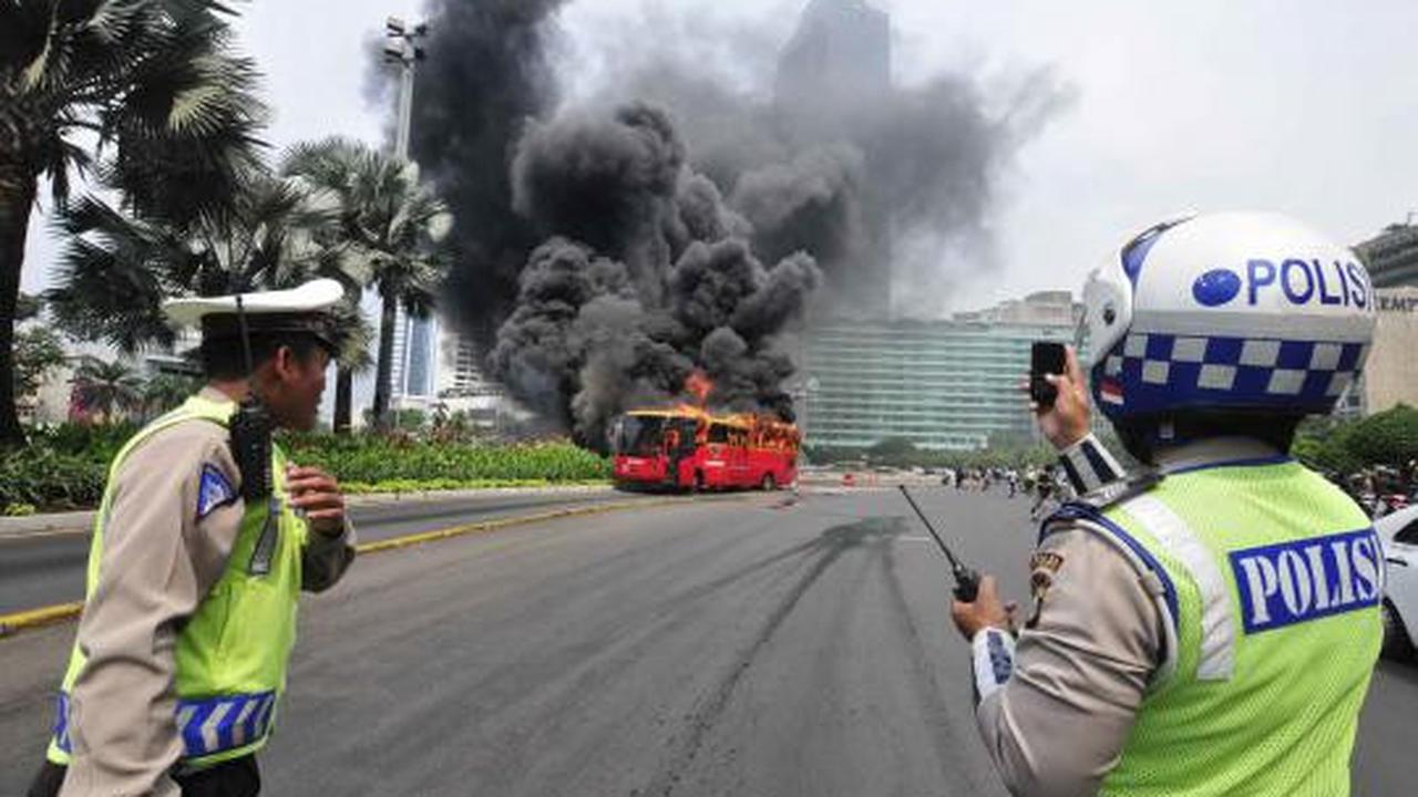 Bus Transjakarta membara