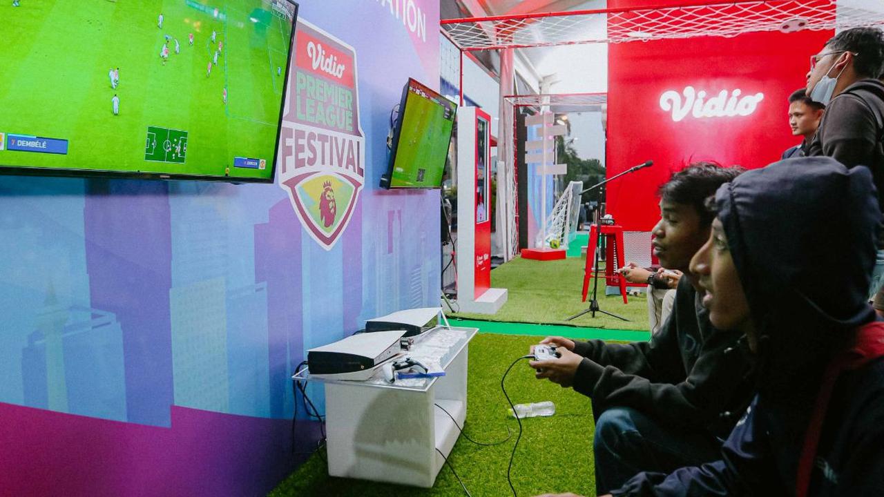Salah satunya seperti pengunjung ini yang tengah asyik menikmati fun games dalam Vidio Premier League Festival di Cilandak Town Square, Jakarta, Sabtu (5/8/2023).