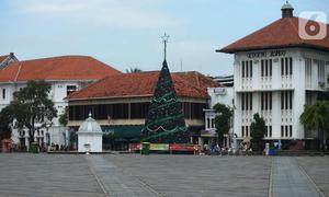 Pohon Natal terlihat di kawasan Kota Tua, Jakarta, Jumat (31/12/2021).  Menyambut pergantian malam Tahun Baru 2022, kawasan kota Tua ditutup untuk sementara pada 31 Desember 2021 hingga 1 Januari 2022 untuk mencegah keramaian dan penyebaran Covid-19 varian Omicron. (merdeka.com/Imam Buhori)