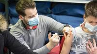 Anak-anak disuntik vaksin covid-19 di pusat vaksinasi di Selestat, Selasa (21/12/2021). Prancis meningkatkan upaya vaksinasi di tengah infeksi yang berkembang pesat oleh varian omicron, terutama membuka suntikan bagi anak di bawah 12 tahun untuk pertama kalinya. (AP Photo/Jean-Francois Badias)