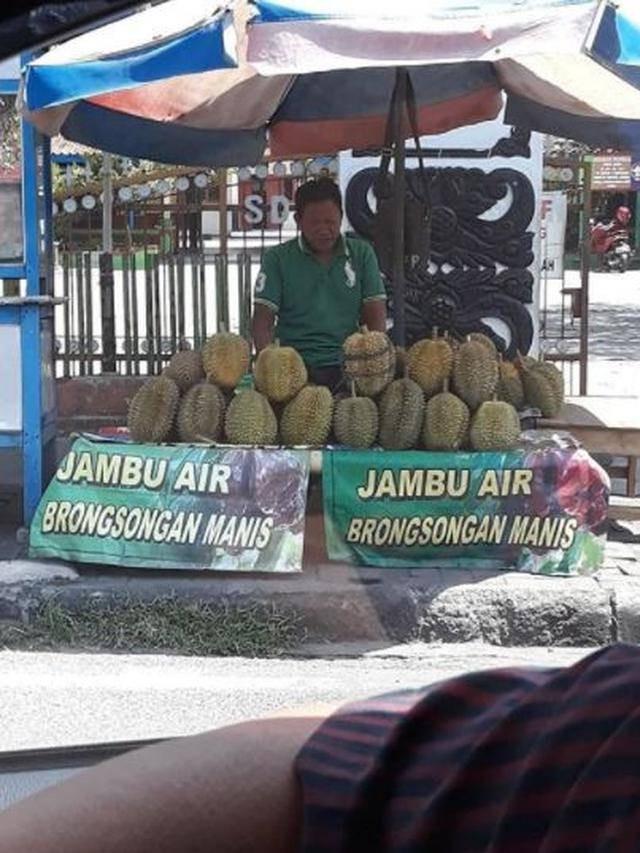 7 Tulisan Absurd Orang Jualan Buah Ini Bikin Bingung