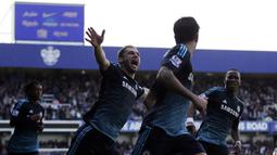 Branislav Ivanovic selebrasi melemparkan Sebuah syal setelahnya Cesc Fabregas, kanan, mencetak gol saat QPR vs Chelsea di Loftus Road stadion, London, Minggu 12 April , 2015. (AP Photo / Matt Dunham)