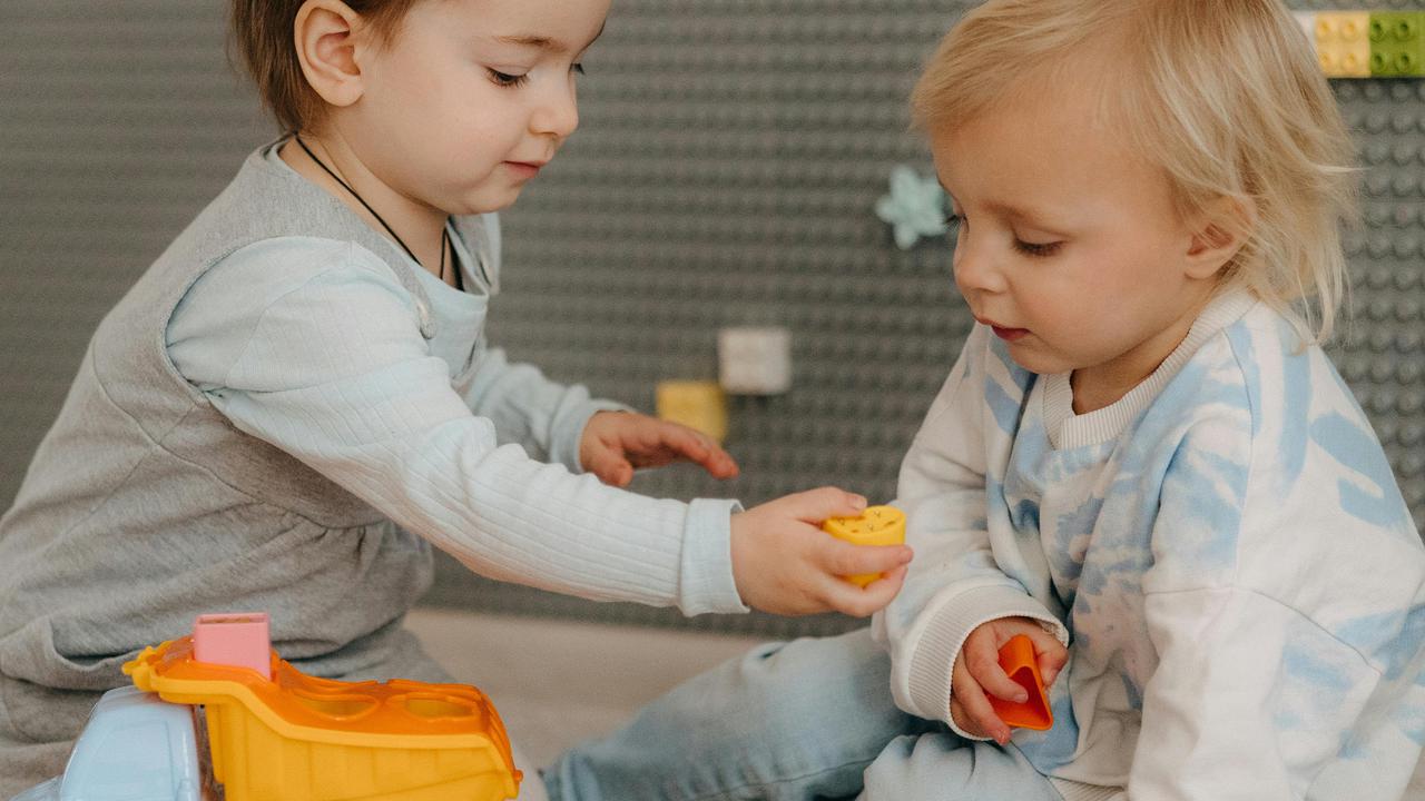 Cara Membangun Kebiasaan Berbagi pada Anak