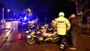 Petugas kepolisian berjaga di luar Stadion HDI Arena, Hanover, Selasa (17/11). Pertandingan persahabatan antara Jerman melawan Belanda di stadion tersebut dibatalkan beberapa saat menjelang kick off setelah adanya ancaman bom. (REUTERS/Fabian Bimmer)