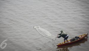Warga melempar jala ikan di Sungai Kapuas, Pontianak, Kalimantan Barat, Minggu (23/8/2015). Kota Pontianak bakal disulap sejajar dengan kota kelas dunia melalui waterfront city (kota tepi sungai) di sepanjang Sungai Kapuas. (Liputan6.com/Faizal Fanani)