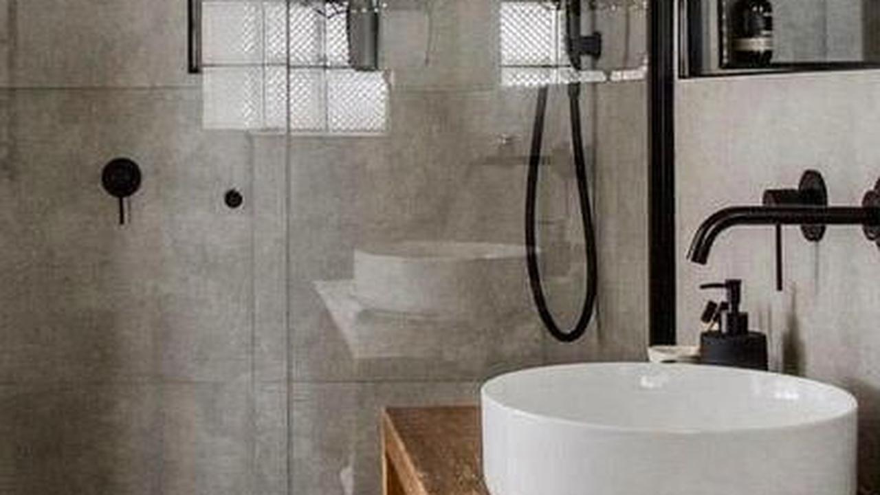 Kamar Mandi dengan Shower Rustic Style