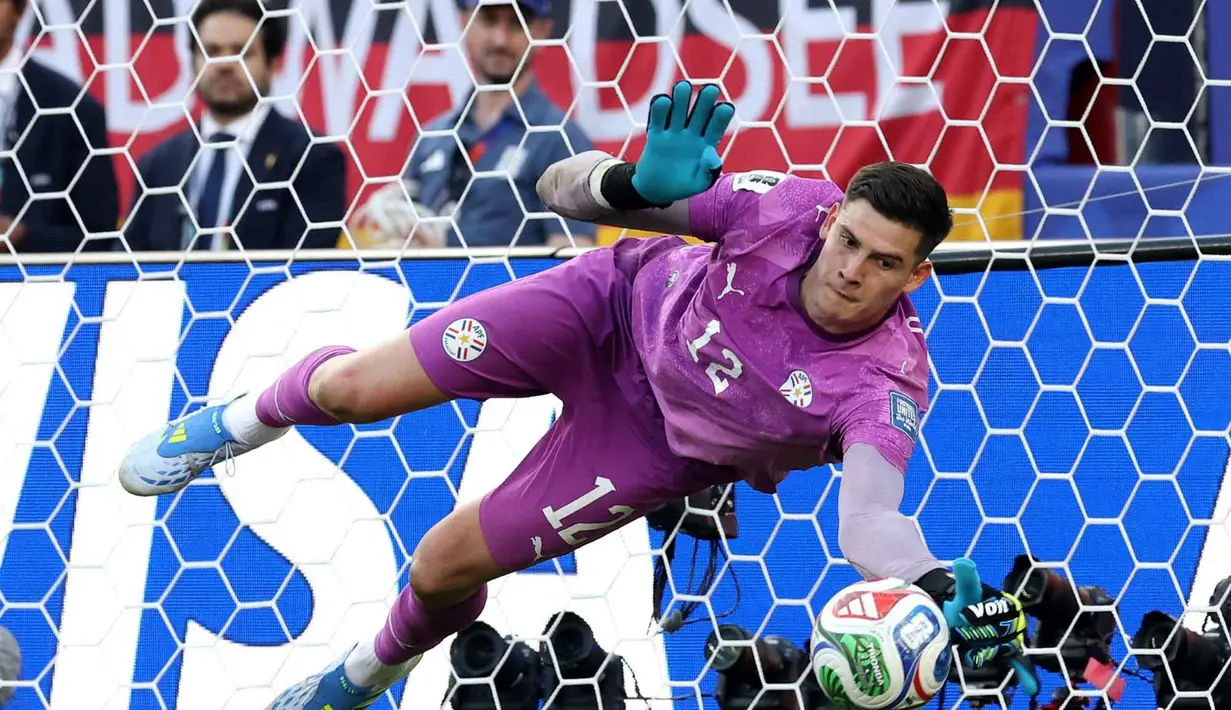 Kiper Paraguay Orlando Gill Paraguay menyelamatkan penalti keempat dari pemain Jerman Nick Woltemade dalam adu penalti selama pertandingan Babak 32 Besar Piala Dunia FIFA 2026 antara.
