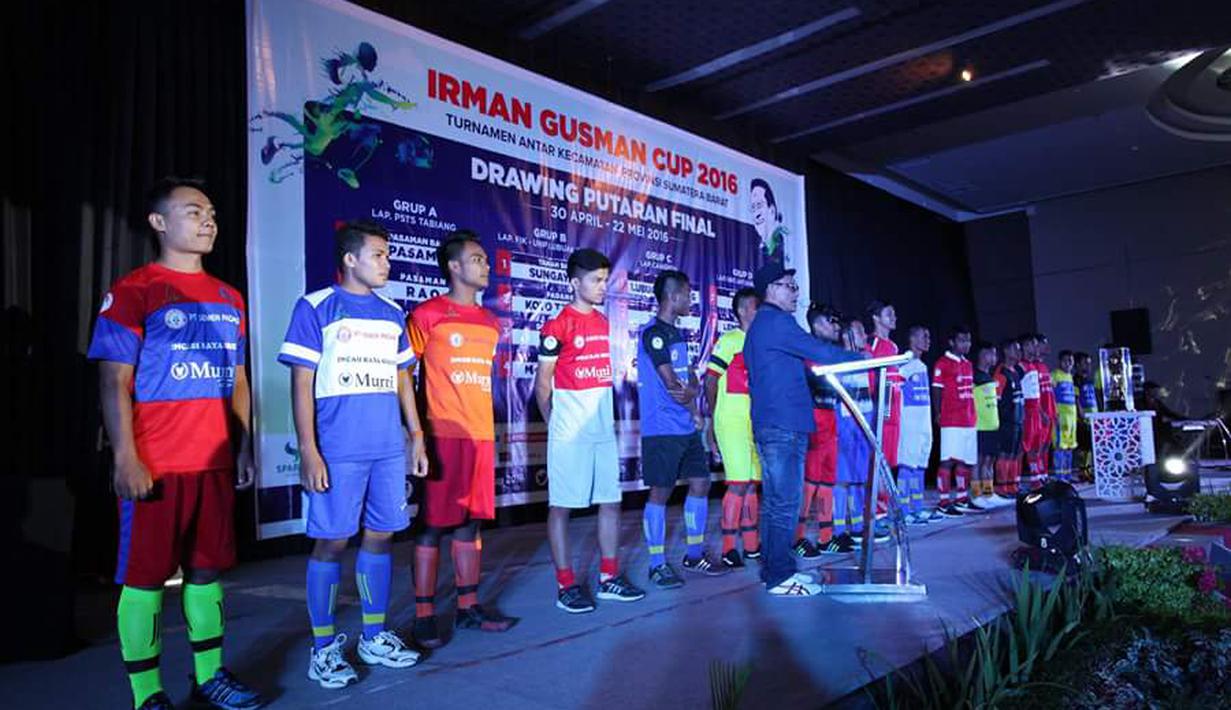 Ketua Pelaksana IGC 2016 Hardimen Koto (depan) memberikan sambutan saat drawing putaran Final Irman Gusman Cup 2016 di Hotel Mercure, Padang, Sumatera Barat. (Bola.com/SPARTAN Enterprise)