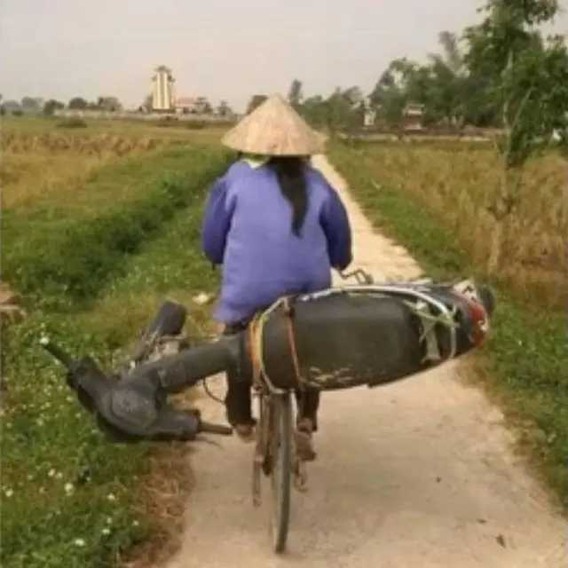 6 Aksi Emak-Emak Naik Sepeda Ini Atraktif Banget, Bikin Melongo