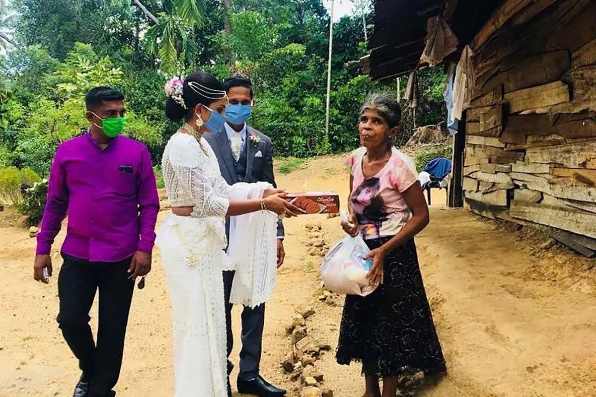Tak Bisa Gelar Resepsi, Pengantin Berbagi Makanan Catering ke Orang Tak Mampu