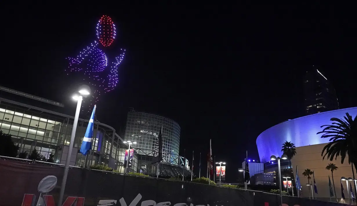 Sebanyak 500 drone terbang membentuk pemain sepak bola saat Super Bowl LVI Drone Show di atas Los Angeles Convention Center, California, Amerika Serikat, 11 Februari 2022. The Rams dijadwalkan bertanding melawan Cincinnati Bengals dalam Super Bowl pada 13 Februari 2022. (AP Photo/Damian Dovarganes)
