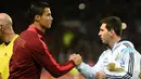 Ronaldo dengan Portugal bersaing dengan Messi di Argentina. Keduanya sama-sama menjabat kapten tim nasional. Meski rival keduanya tetap menjunjung tinggi sportivitas saat bertanding. (AFP/Paul Ellis)