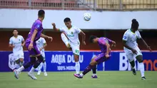 Pemain Persikabo 1973, Dimas Drajad (tengah) berebut bola dengan pemain RANS Nusantara FC, Muhammad Akbar pada laga pekan pertama BRI Liga 1 2023/2024 antara RANS Nusantara FC menghadapi Persikabo 1973 di Stadion Maguwoharjo, Sleman, Yogyakarta, Senin (3/7/2023). (Bola.com/Nandang Permana)