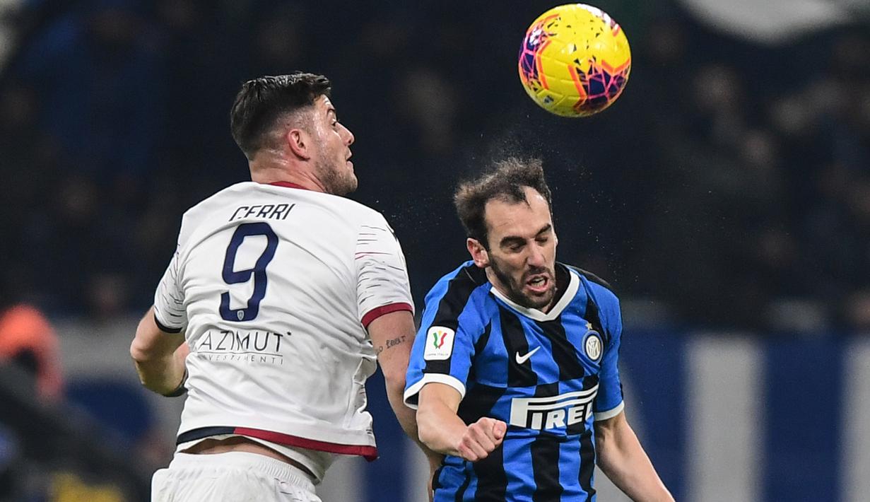 Bek Inter Milan, Diego Godin, duel udara dengan pemain Cagliari, Alberto Cerri, pada laga Coppa Italia di Stadion Giuseppe Meazza, Rabu (15/1/2020). Inter Milan menang 4-1 atas Cagliari. (AFP/Miguel Medina)
