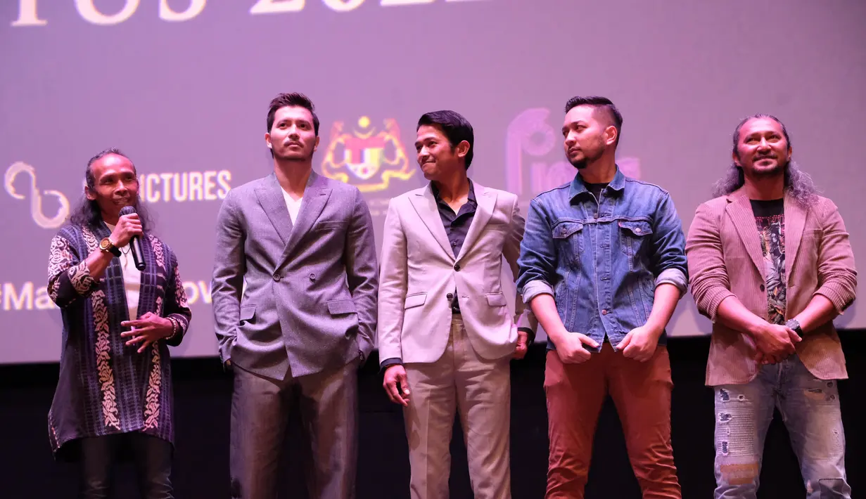 Film Malaysia berjudul Mat Kilau: Kebangkitan Pejuang karya sineas Syamsol Yusof menoreh sejarah baru setelah menggulingkan Avengers: Endgame dari puncak daftar film terlaris Negeri Jiran. Yang bikin bangga, ada Yayan Ruhian di film itu sebagai Toga. Kini, Mat Kilau tayang di Indonesia mulai 31 Agustus 2022. Yayan Ruhian pun melenggang di sesi pers screening dan karpet merah. (Foto: Atas perkenan Bahasa Hanief)