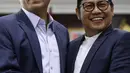 Ketua MPR Zulkifli Hasan (kiri) menerima kedatangan Ketua Umum PKB Muhaimin Iskandar di Kompleks Parlemen Senayan, Jakarta, Jumat (11/5). Pertemuan membahas kondisi kebangsaan terkini jelang Pilkada 2018 dan Pilpres 2019. (Liputan6.com/Johan Tallo)