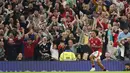 Pemain Manchester United, Joshua Zirkzee, melakukan selebrasi setelah mencetak gol ke gawang Fulham pada laga Liga Inggris di Stadion Old Trafford, Sabtu (17/8/2024). (AP Photo/Dave Thompson)